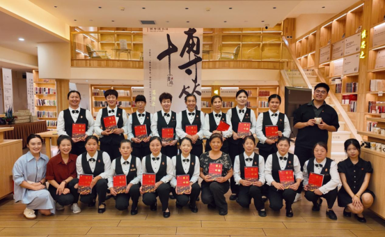 “微光也闪耀”主题读书活动举办 保洁阿姨共沐书香 “微光也闪耀”主题读书活动举办 保洁阿姨共沐书香