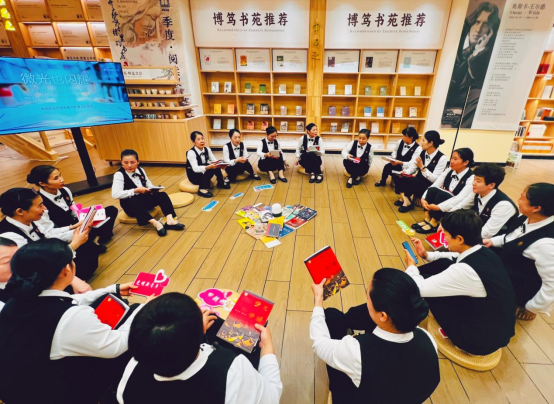 “微光也闪耀”主题读书活动举办 保洁阿姨共沐书香 “微光也闪耀”主题读书活动举办 保洁阿姨共沐书香