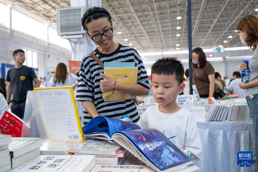 呼和浩特:北疆书展推动暑期阅读热潮