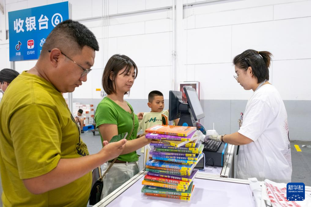 呼和浩特:北疆书展推动暑期阅读热潮