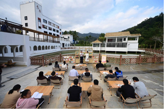 海南保亭构建“阅读+思政+实践”育人新范式——生态山城书香浓 一城繁华诗半城